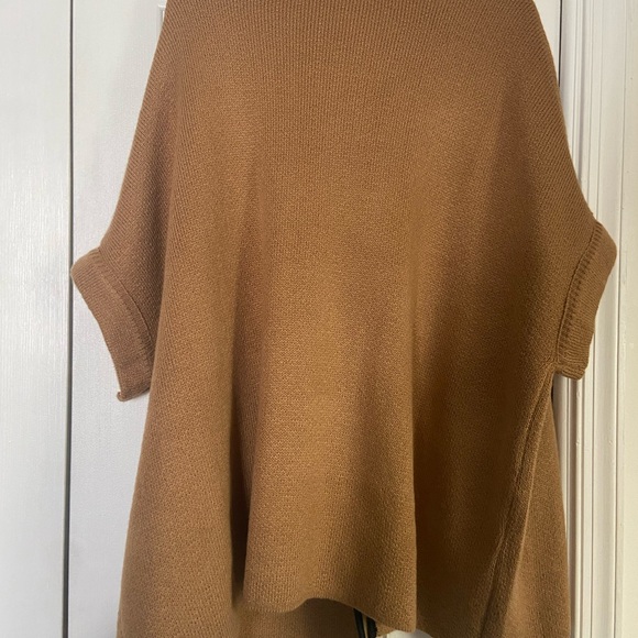 NWOT Apt 9 Ruana/Wrap with Pockets.  Tan with Black Trim. - Picture 2 of 4